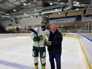 Sundsvall Hockeys ordförande Magnus Svensson delar ut vinnarpokalen till Björklövens lagkapten Daniel Rahimi